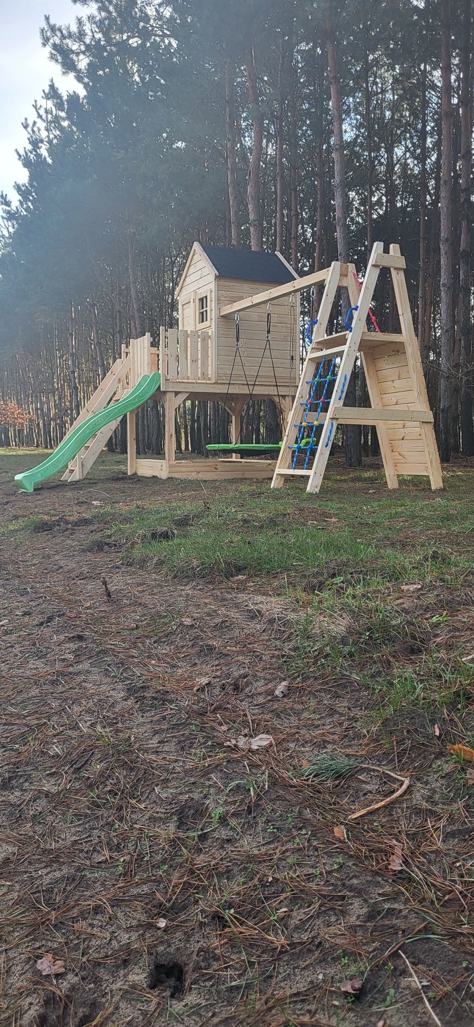 Plac zabaw.  Domek dla dzieci.  Domek drewniany dla dzieci