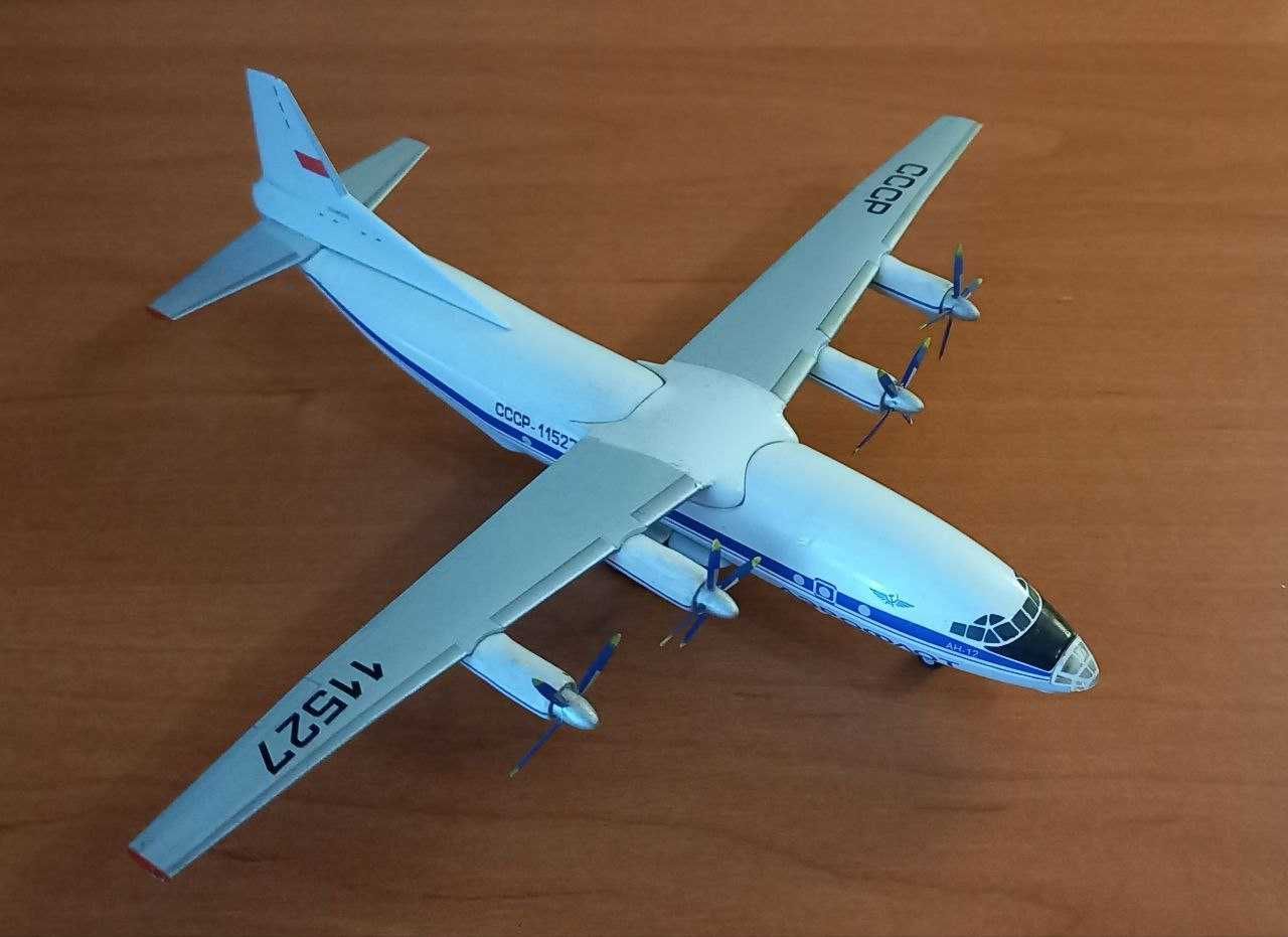 Модель самолета Ан-12 Antonov AN-12 Аэрофлот, 554329, Herpa 1:200