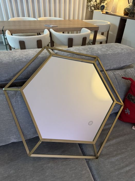 Espelho Decorativo Geométrico com Moldura Dourada – 80€