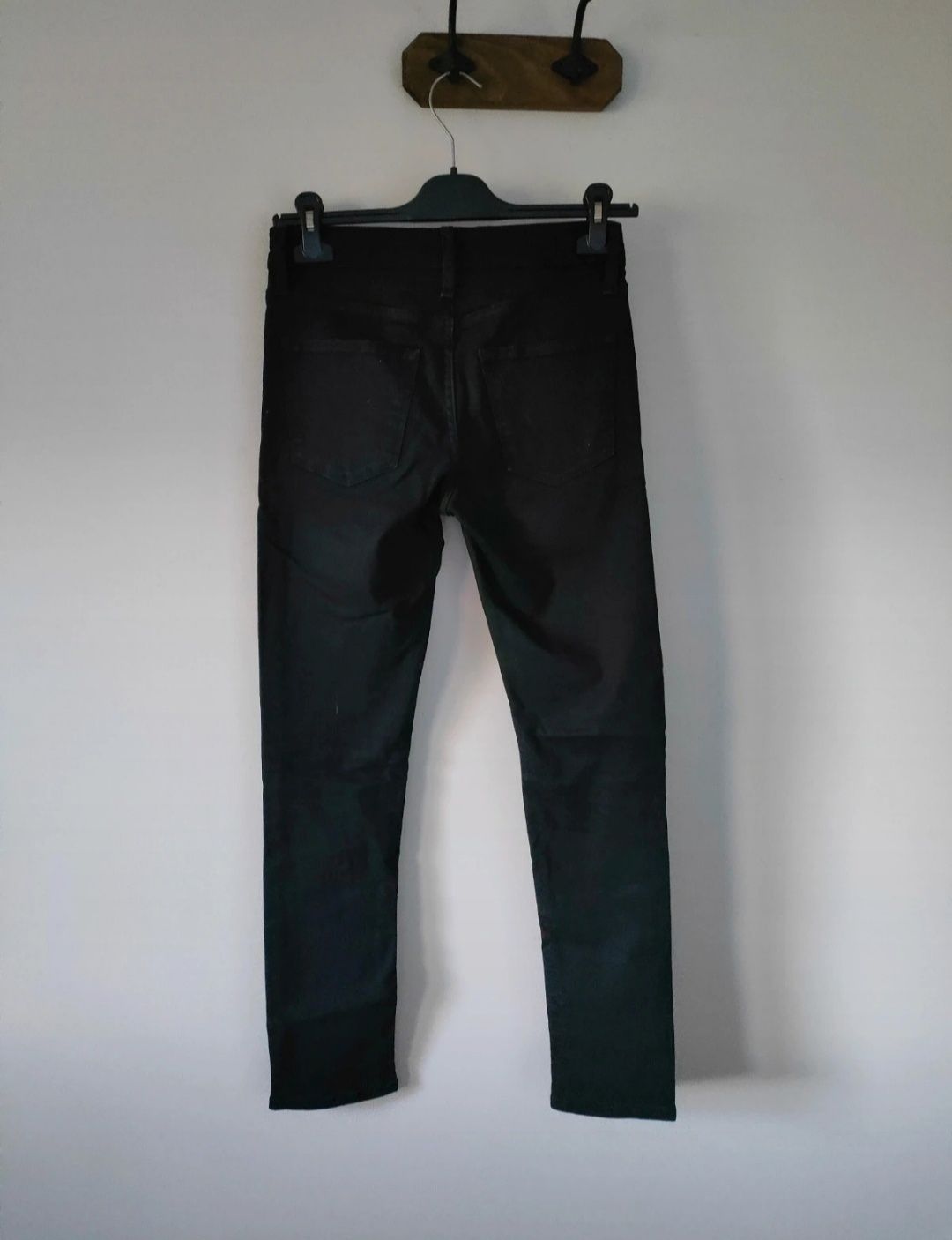 Męskie czarne jeansy skinny dziury XS