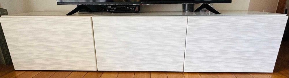 Móvel TV branco com 3 portas