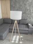 Lampa stojąca na trójnogu