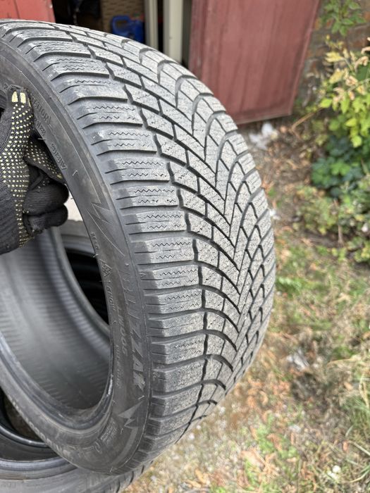 Зимова гума Bridgestone 235 45 18