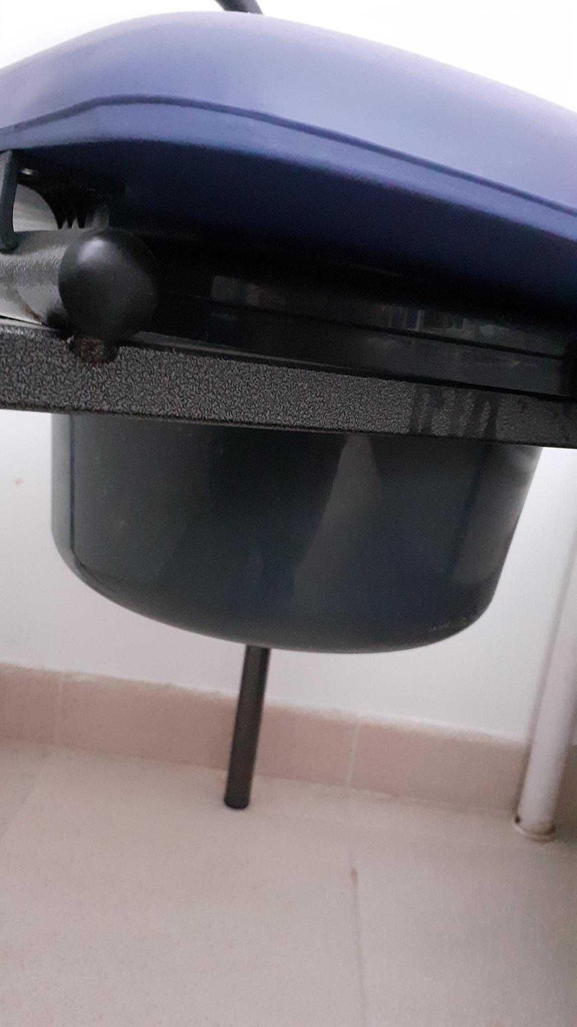 Cadeira sanitária portátil com penico