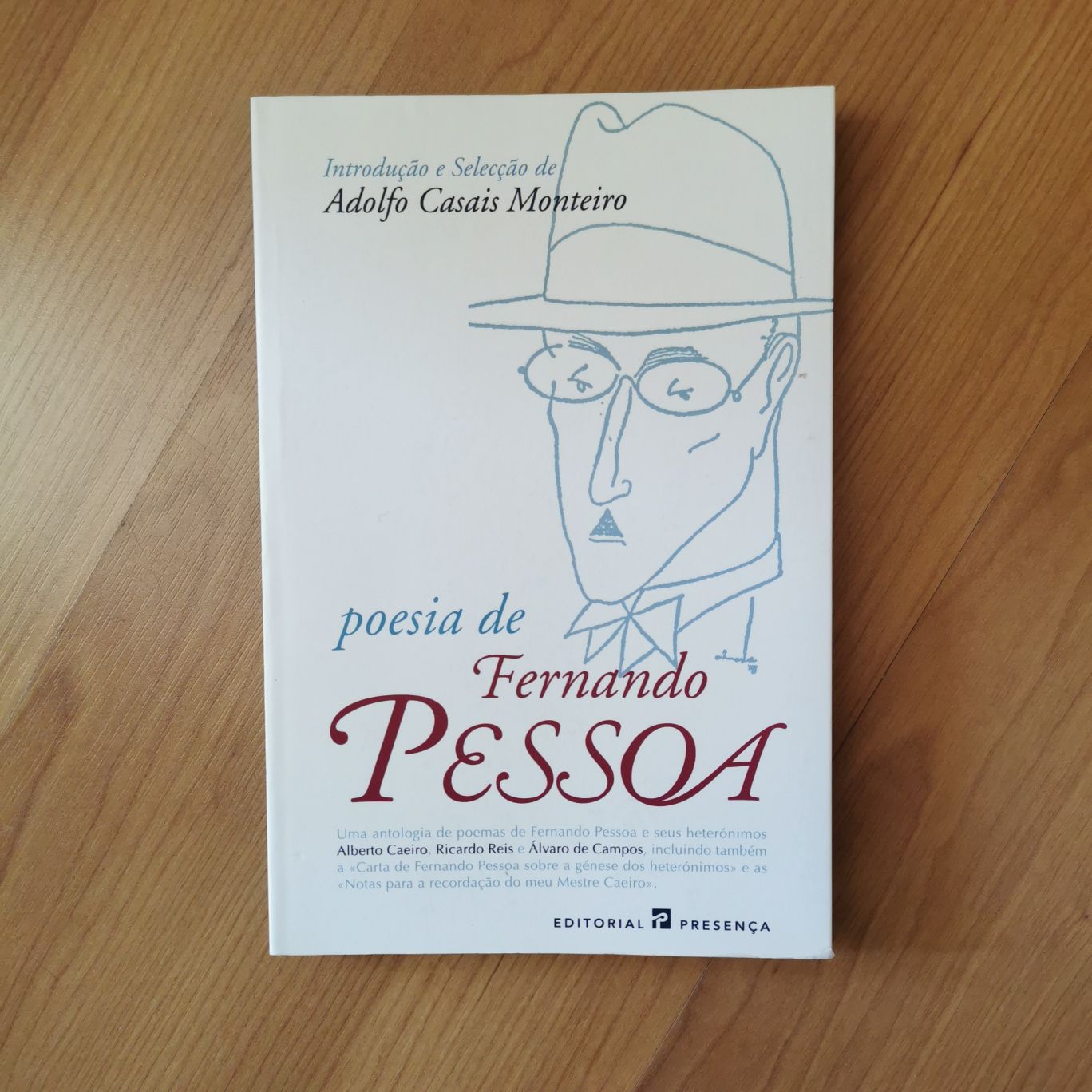 Livro de poesia de Fernando Pessoa e heterónimos