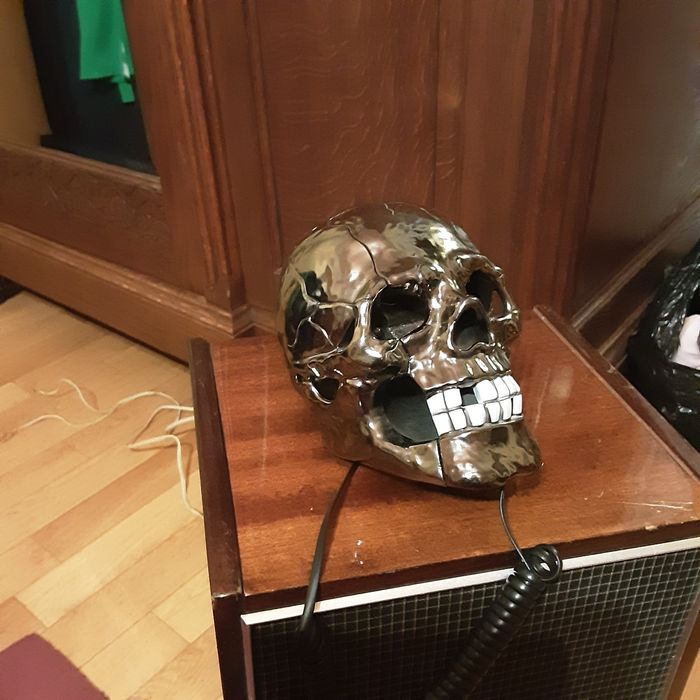 Офисный необычный телефон Череп