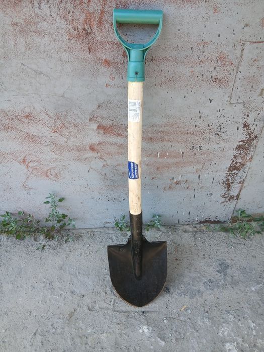 Лопата з держаком і ручкою