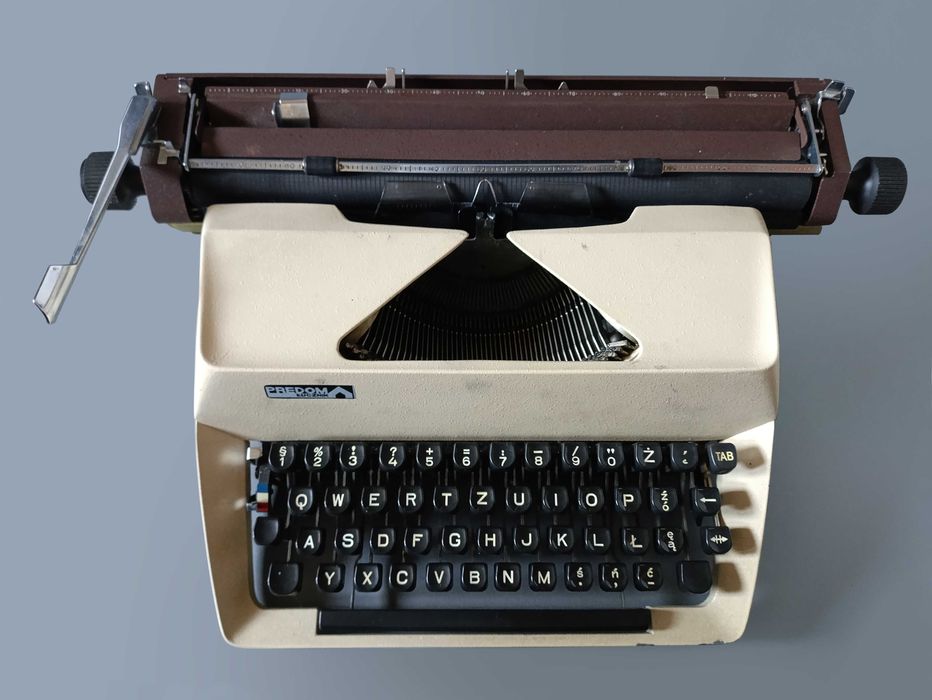 Maszyna do pisania Predom Łucznik model 1304 w walizce