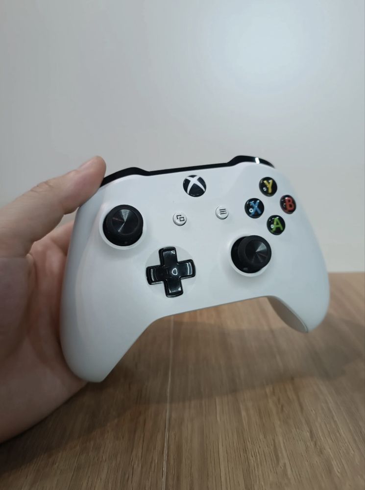 Xbox one s 1tb com 1 comando branco