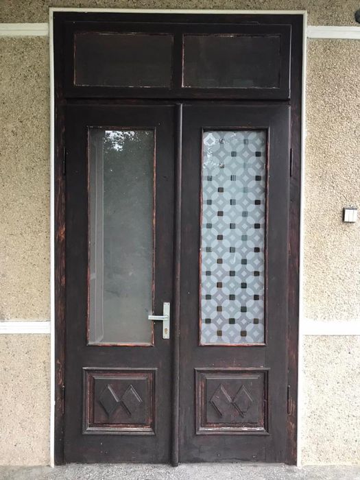 Вхідні деревʼяні двері