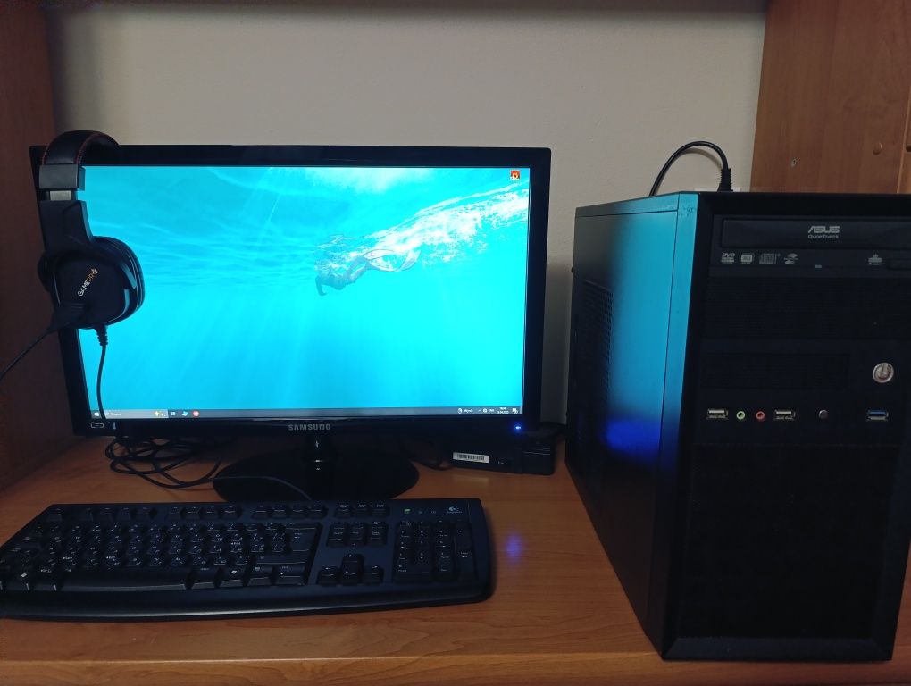 Komputer z monitorem
