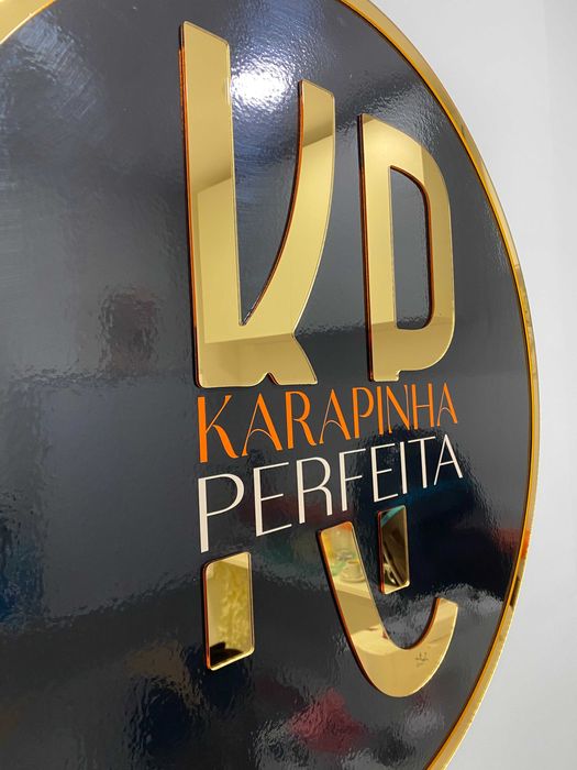 Destaque o seu logótipo utilizando acrílico com ou sem iluminação.