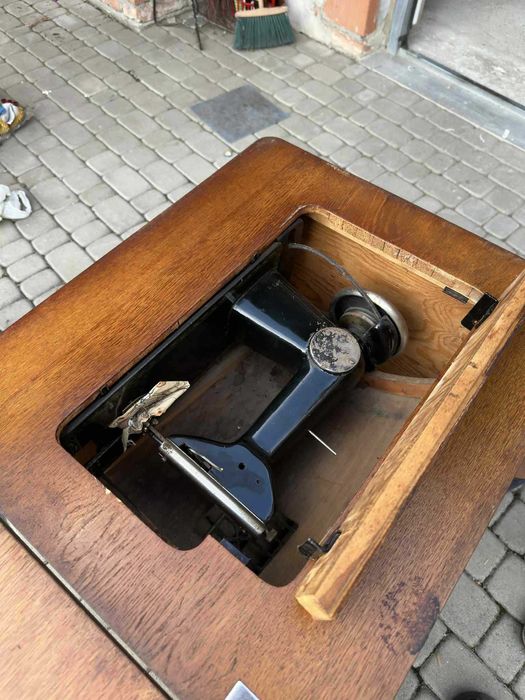 Zabytkowa maszyna do szycia POKÓJ w składanej szafce