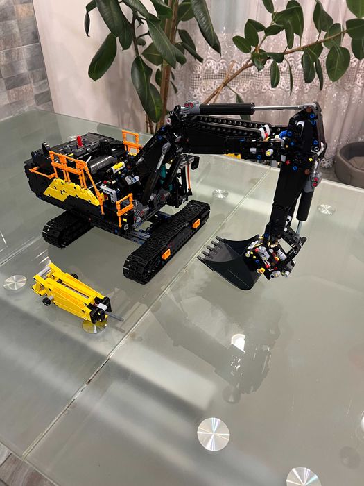 LEGO Technic - Экскаватор Volvo EC500 Hybrid (42215)