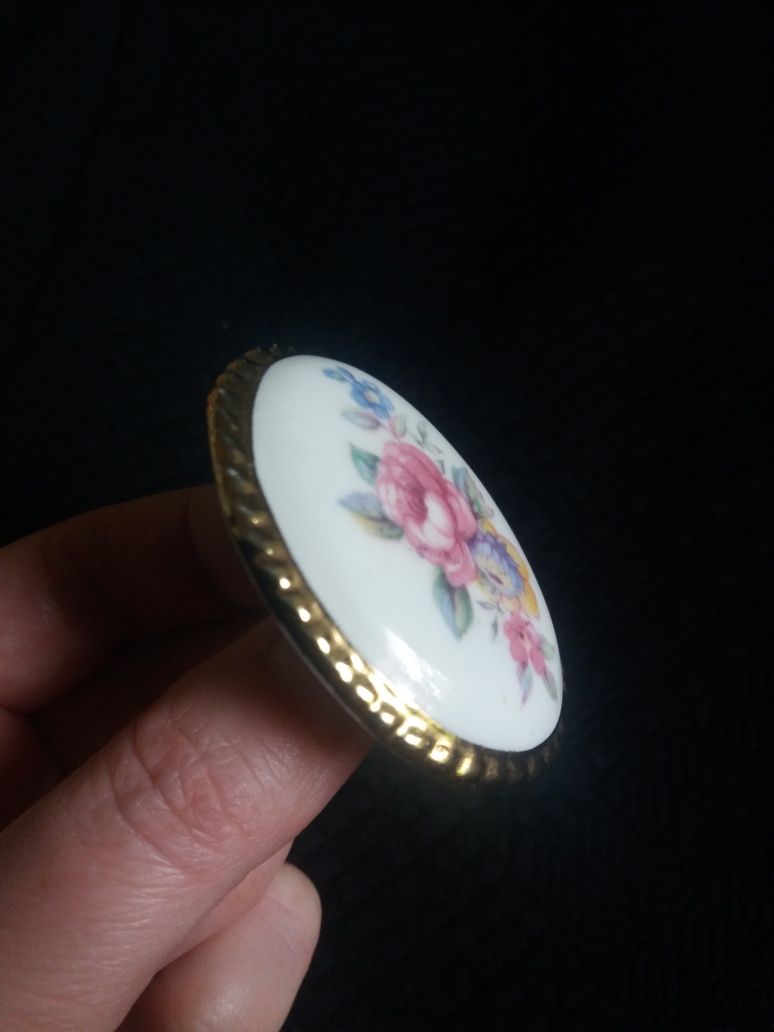Okazała broszka vintage malowana na porcelanie porcelana kwiaty