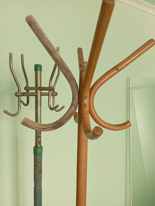 Вішаки стійки вінтажні для одягу