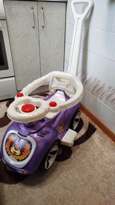 Машина толокар с родительской ручкой+подарок