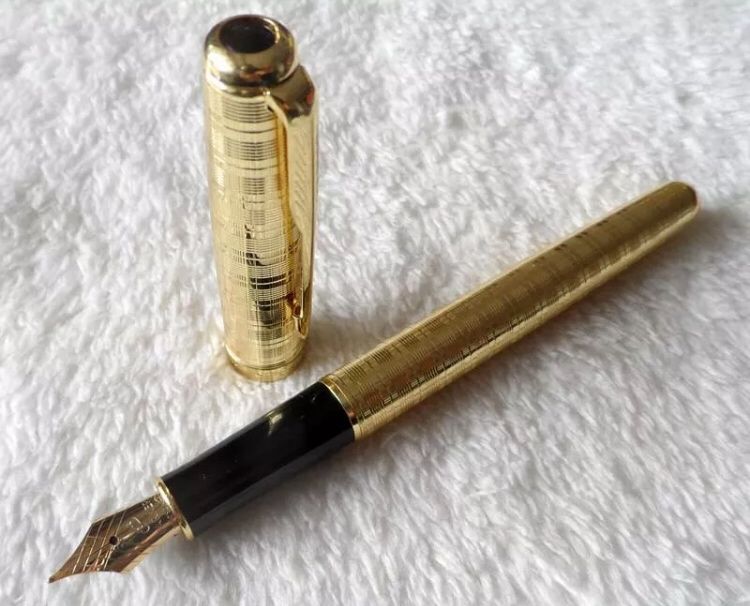 Caneta Tinta Permanente Parker com relevos dourado, Nova