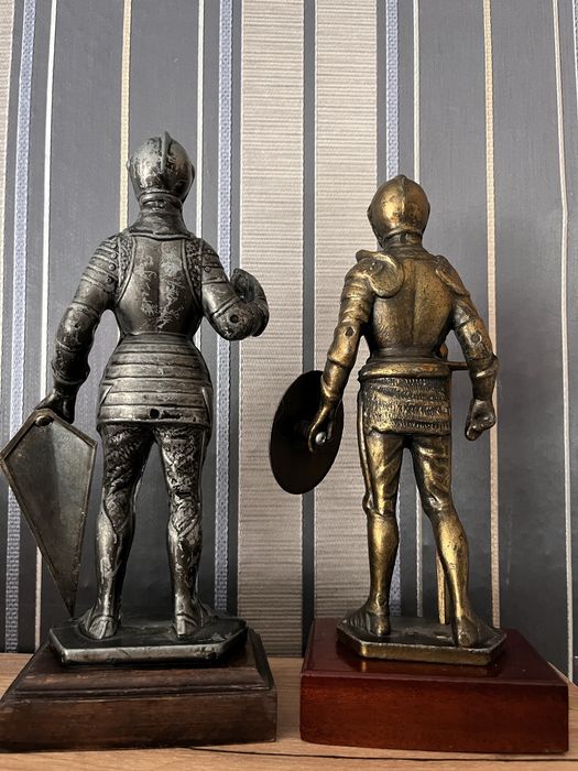 Лицарі в обладунках металеві