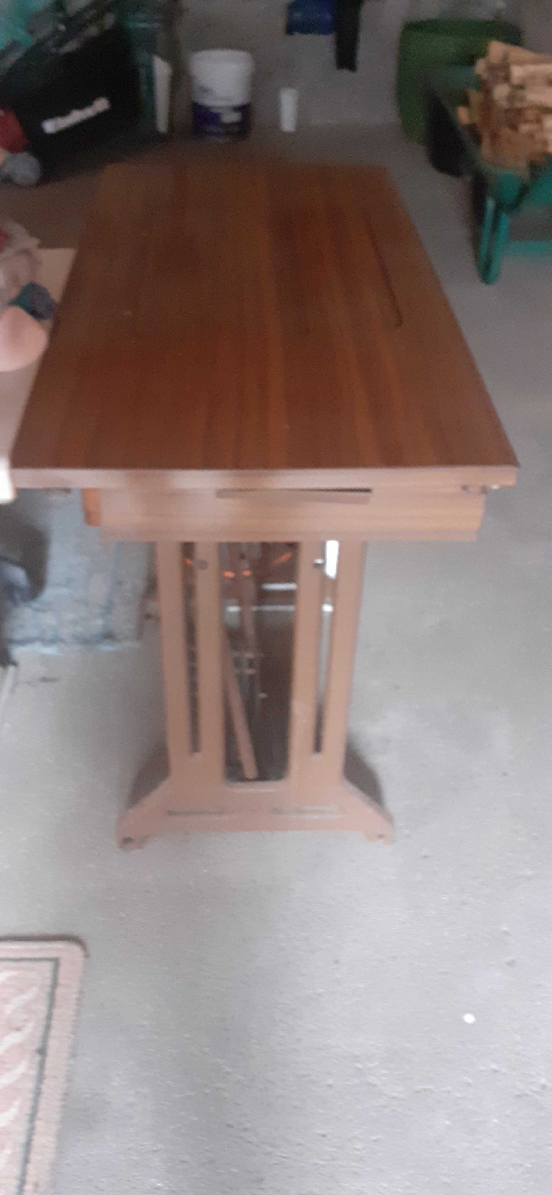 Máquina de costura antiga a funcionar