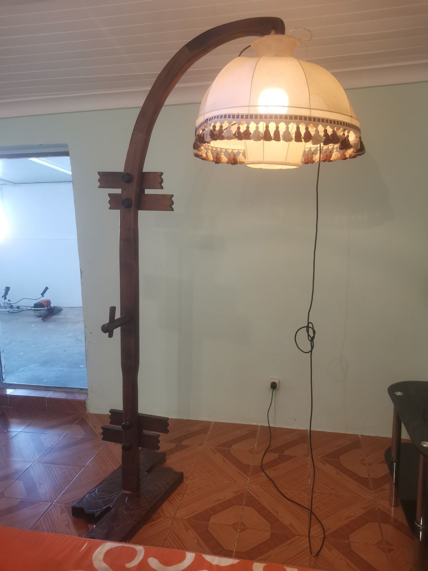 Candeeiro muito antigo em madeira