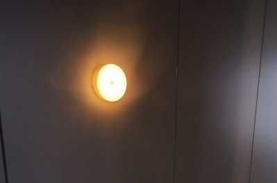 Mała lampka LED z czujnikiem ruchu