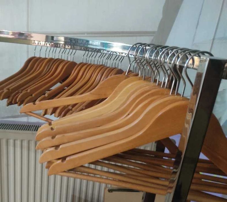 Вішалки дерев’яні та пластик, плічка, тремпелі для одягу