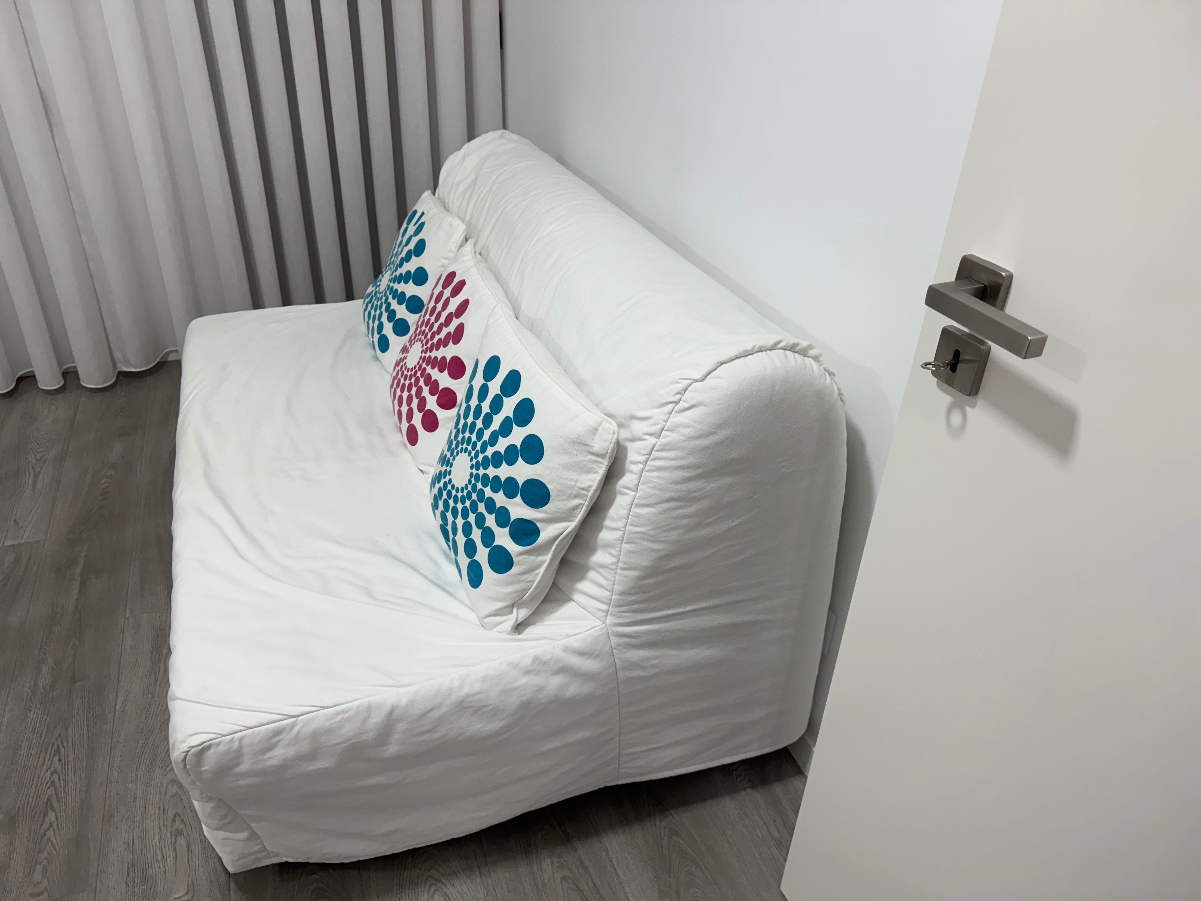 Sofá cama Ikea com capa branca e colchão