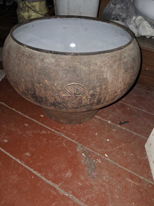 Тарілки, посуд та інше приладдя для дому