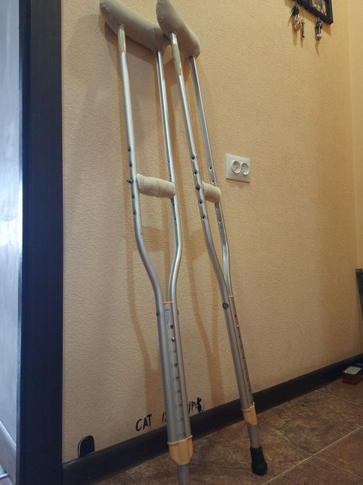 Оренда костыли  / милиці