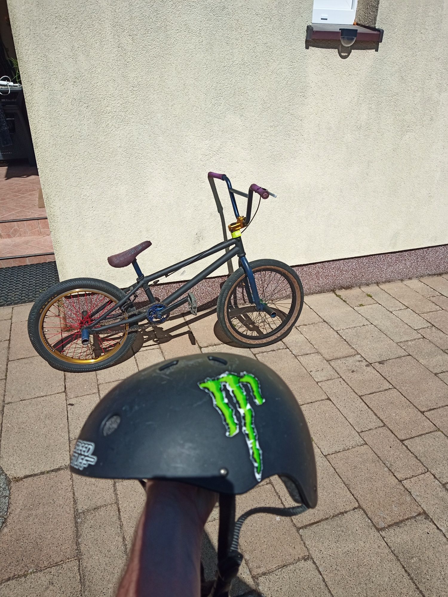 Rower BMX z kaskiem