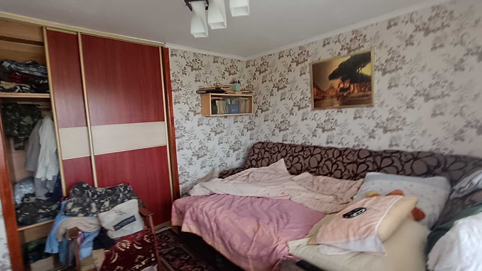 Ділянка з будинком та гаражем.