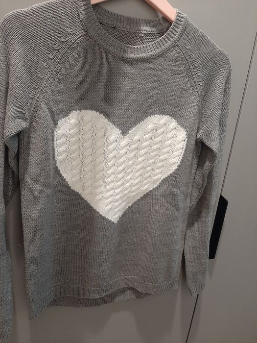 Sweterek szary z białym serduszkiem