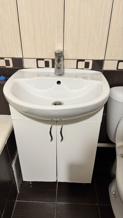 Тумба раковина і кран