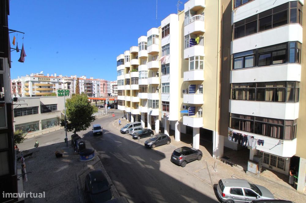 Laranjeiro Centro - Apartamento T3 Com 2 Wc - Zona Metro!