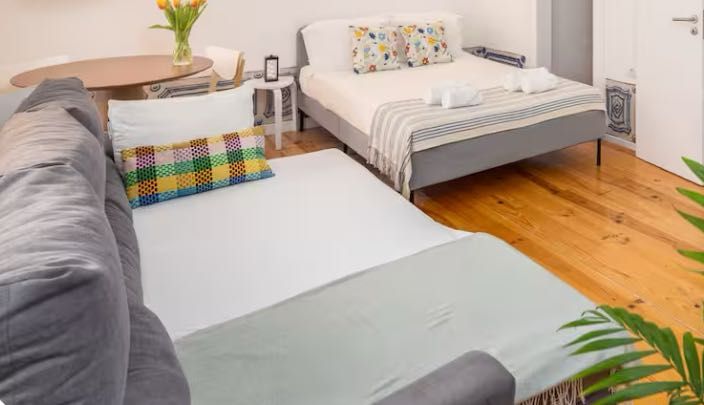 Sofá-cama cinzento moderno com arrumação e função cama - confortável