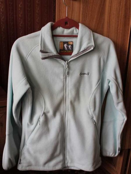 Elegancka bluza polarowa CAMPUS z haftem i na zamek