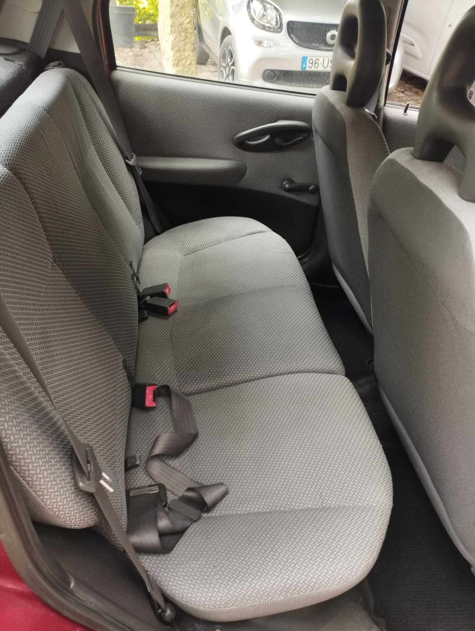 Fiat Punto 1.2 – Econômico, Direção Elétrica e Pronto a Andar!