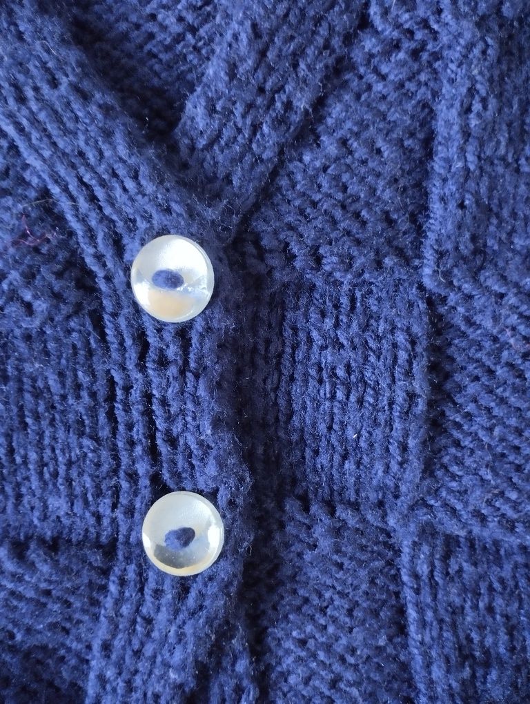 Ręcznie robiony sweter sweterek dziewczęcy zapinany na guziki r.92