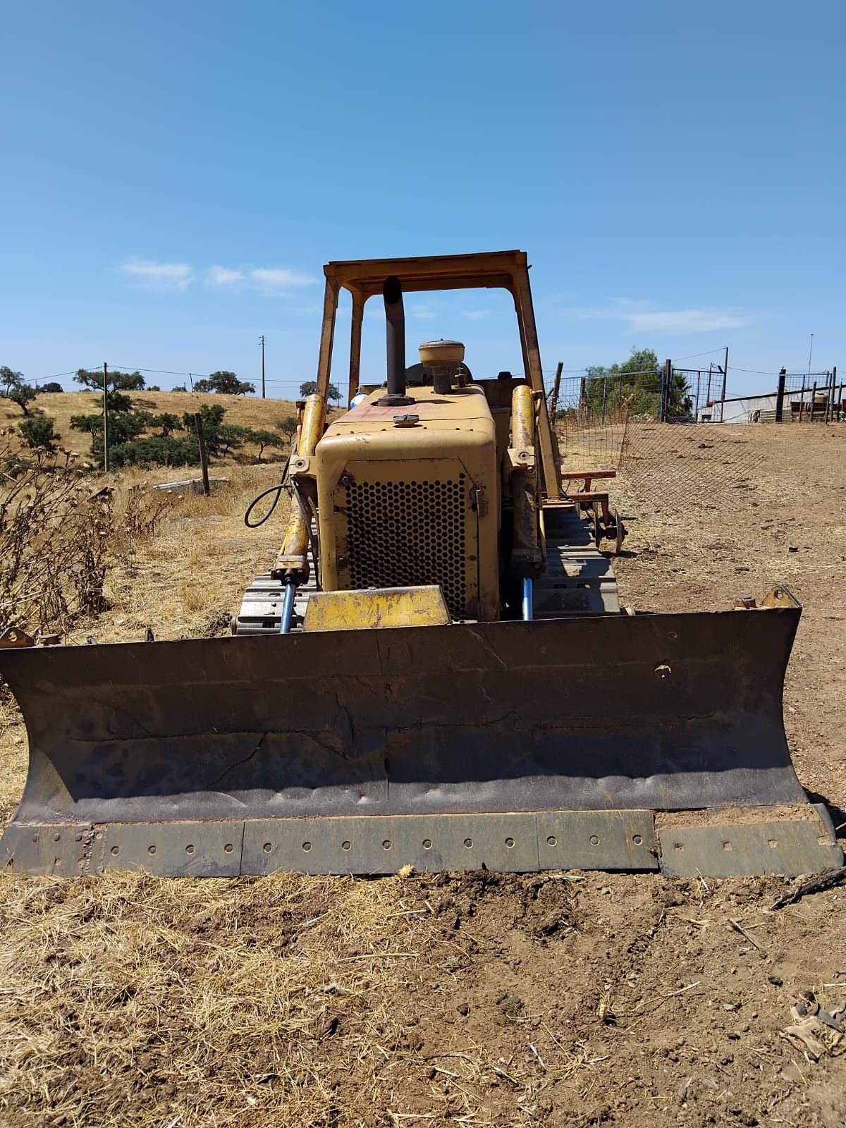 Caterpillar D4E com lâmina