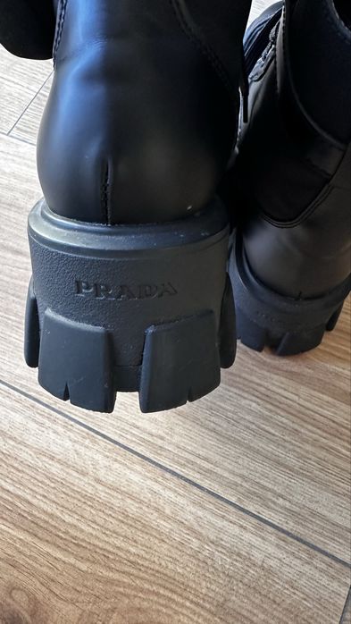 Жіночи черевики Prada