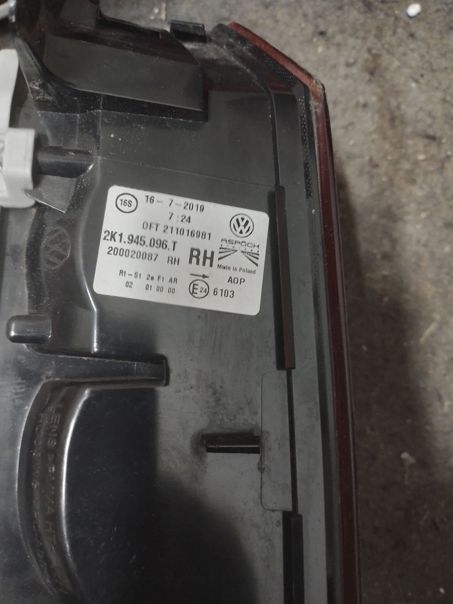 Lampa prawa prawy tył vw caddy 2k5  15-19
