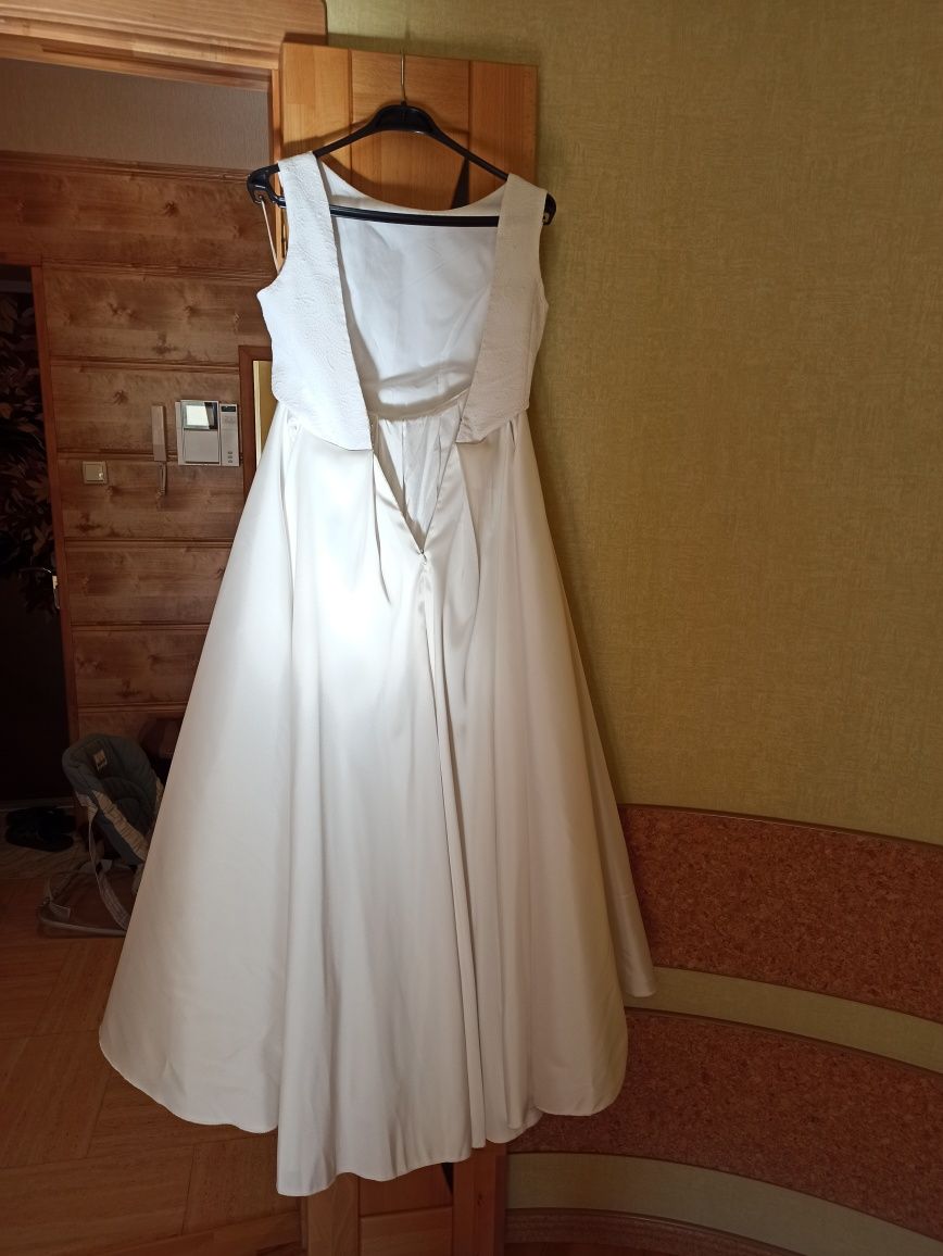 Стильное свадебное платье айвори с карманами и открытой спиной