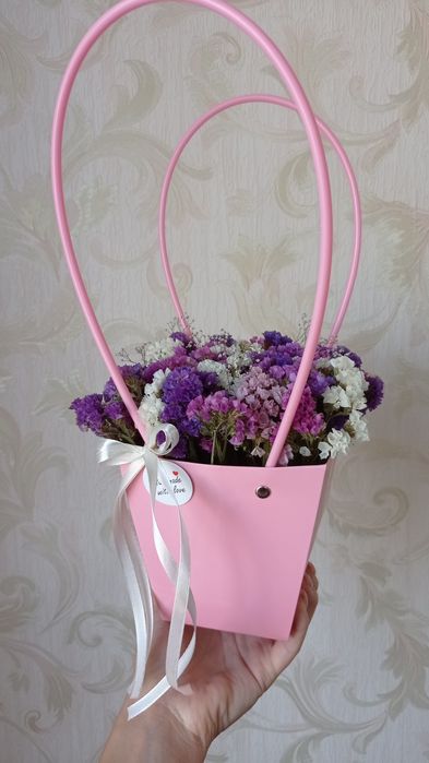 Квіткова композиція із сухоцвітів у подарунковому кошику