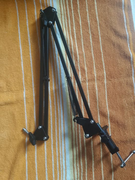 Кронштейн для мікрофона з фіксатором до столу.