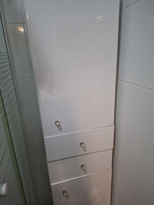 Armário de madeira, branco, com 2 portas e 2 gavetas para casa banho