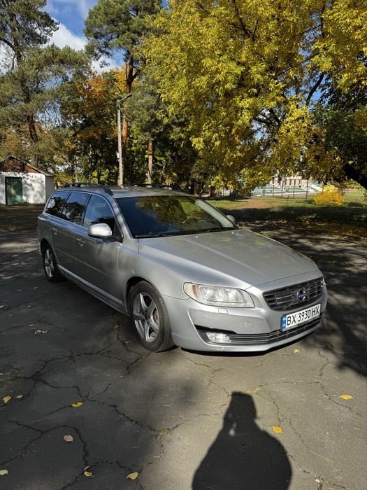 Автомобіль сірий Volvo V70