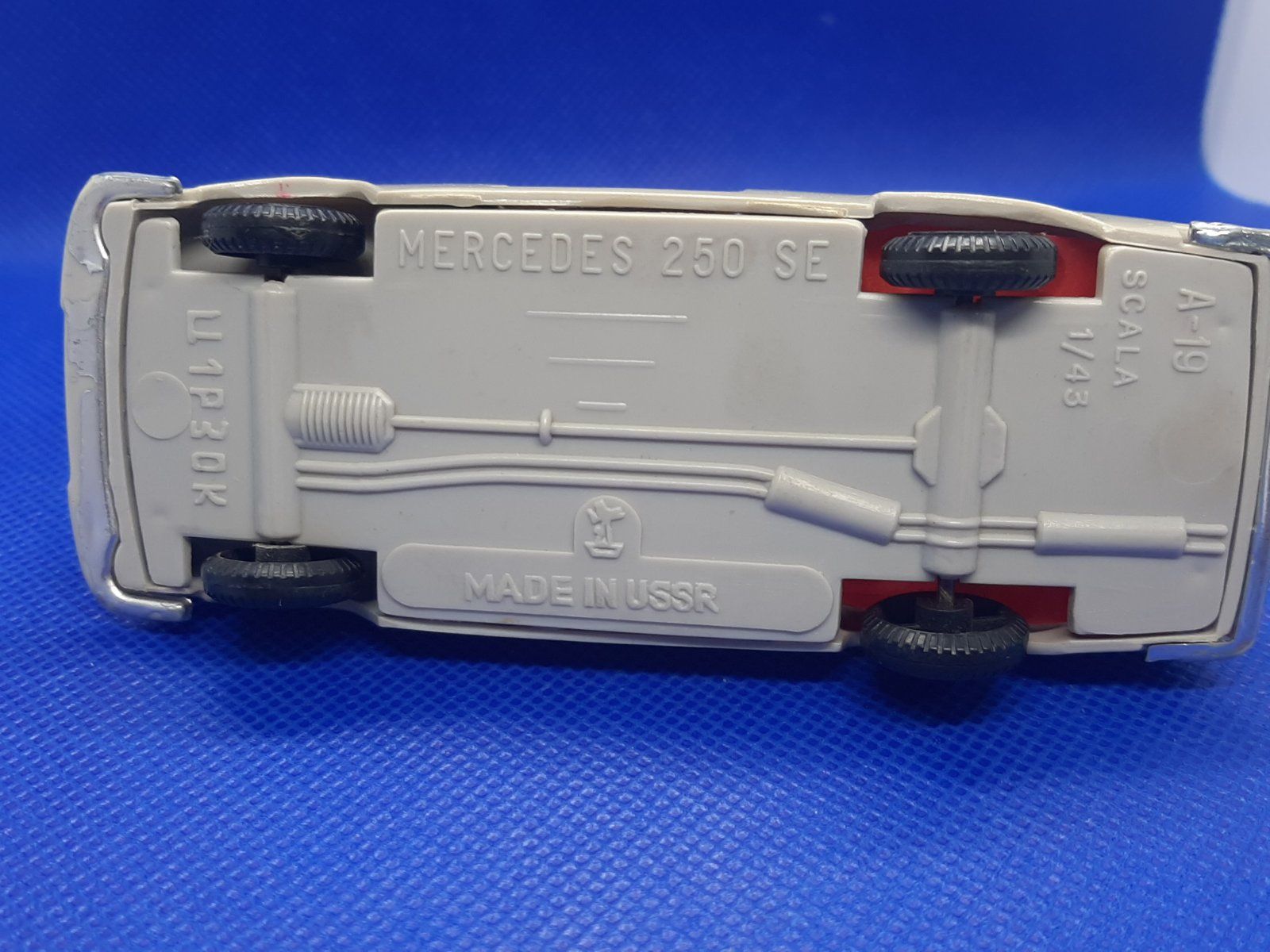 Модель авто 1:43 мерседес