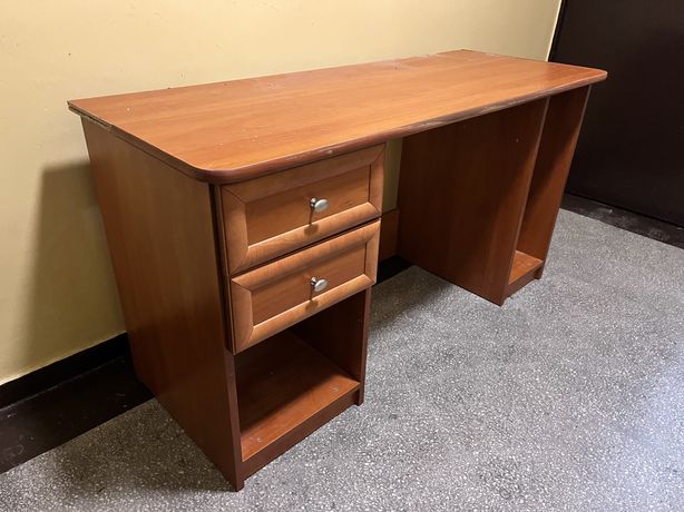 Ładne biurko 140 cm