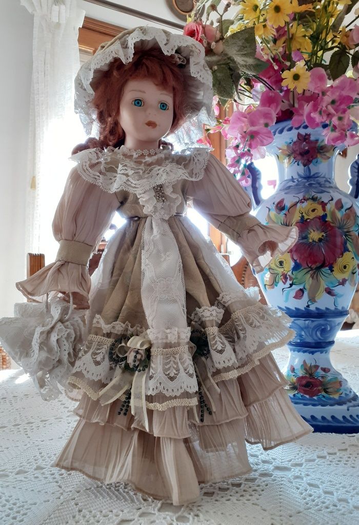 Boneca de porcelana antiga